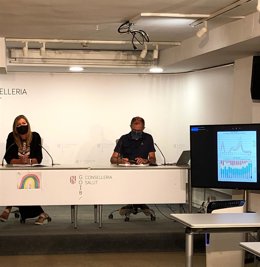La consellera de Salud y Consumo, Patricia Gómez, junto al portavoz del Comité Autonómico de Gestión de Enfermedades Infecciosas de Baleares, Javier Arranz, en rueda de prensa.