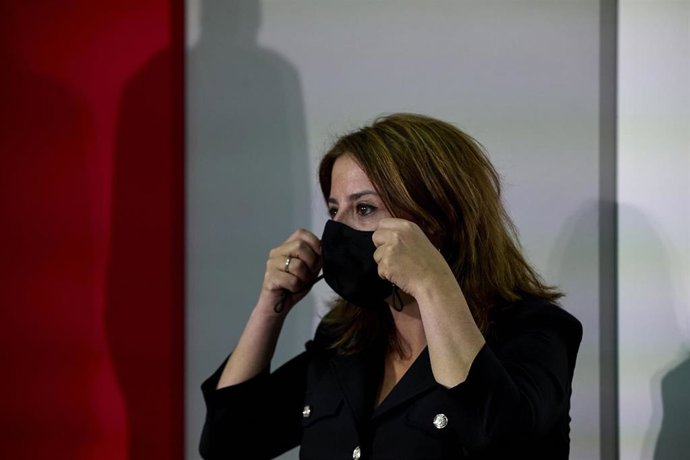 La vicesecretaria general del PSOE y portavoz del Grupo Parlamentario Socialista en el Congreso, Adriana Lastra, se pone la mascarilla tras la clausura del curso 'Construyendo la España post-covid', en el marco de los cursos de verano de la Complutense