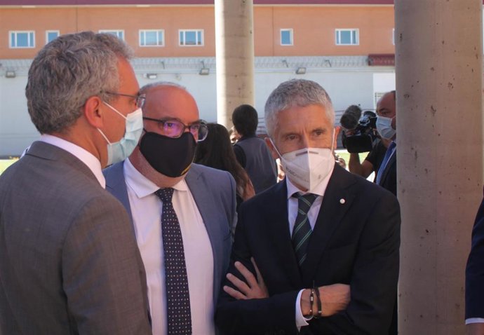 EL delegado del Gobierno en CyL, Javier Izquerdo (I); el subdelegado del Gobierno en Soria y Grande-Marlasca (D) en la nueva cárcel de Soria.