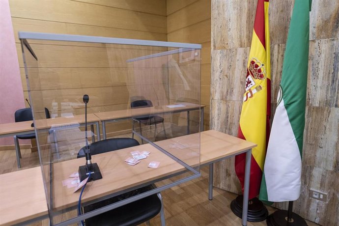 Archivo - Sala de vistas de un juzgado andaluz con mampara instalada ante el Covid-19