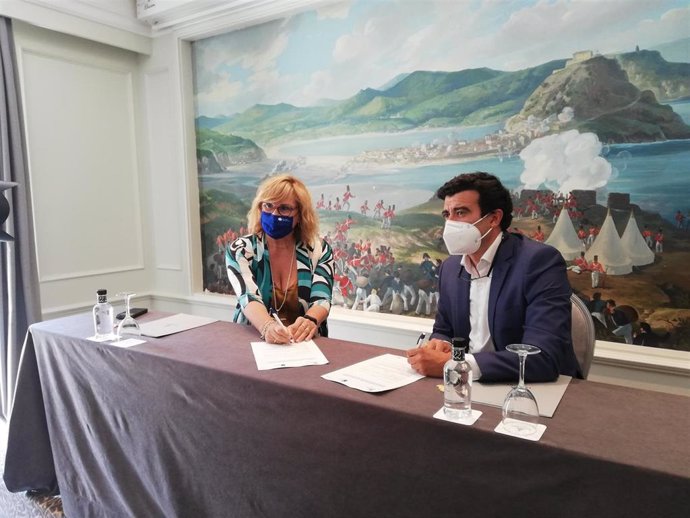 La concejala de Turismo Sostenible, Cristina Lagé, y el director de Hoteles de Gipuzkoa, Paul Liceaga