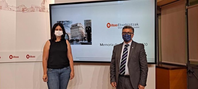 El concejal de Vivienda, Jon Bilbao, y la directora general de Viviendas Municipales, Eider Bilbao.