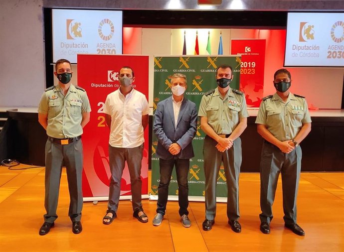 El presidente del IPBS, Francisco Ángel Sánchez (centro), y el teniente coronel jefe de la Comandancia de la Guardia Civil en Córdoba, Juan Carretero (segundo por la dcha.), tras la firma del acuerdo entre sendos organismos.