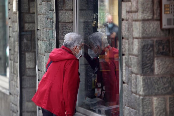 Archivo - Foto de archivo de una señora visitando comercios andaluces.