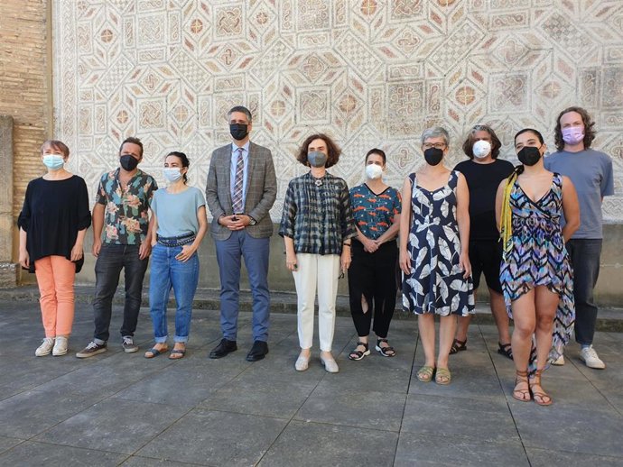 El director general de Cultura, Ignacio Apezteguía, la directora del Museo de Navarra, Mercedes Jover, y la comisaria del programa, Alexandra Baurs, junto a artistas que participan en 9 soles.