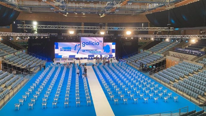Montaje del escenario del congreso del PPdeG en Santiago.
