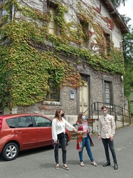 Representantes de Somos Oviedo y vecinos frente al Consultorio Mérdico de la Manjoya.