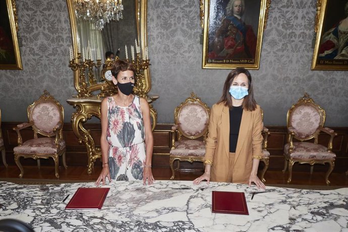 La presidenta de Navarra, María Chivite (i), y la ministra de Derechos Sociales , Ione Belarra, en la firma del convenio por el que Navarra recibirá casi 40 millones de fondos europeos para proyectos en materia de depedencia.
