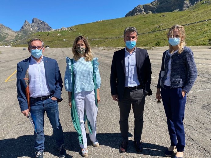 Visita al l Puerto de Portalet (Huesca) del portavoz del PP en Vertebración del Territorio del PP en el Parlamento autonómico, Joaquín Juste, y la la portavoz adjunta popular en las Cortes de Aragón, Mar Vaquero.