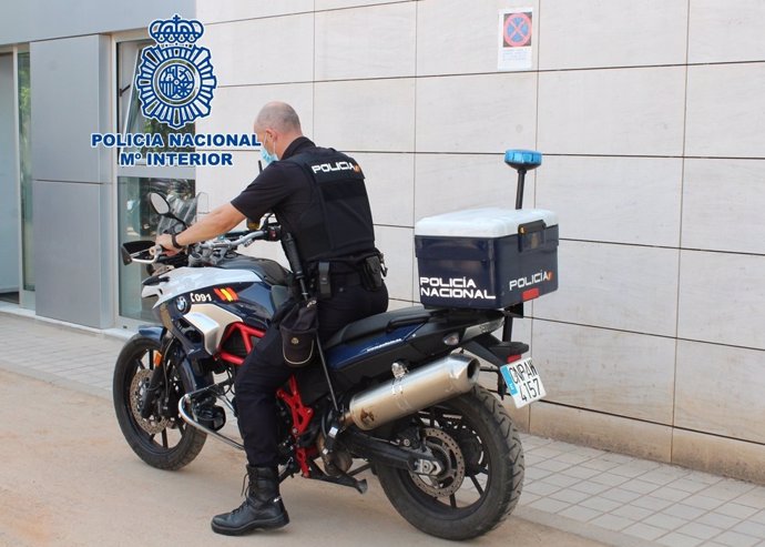 Agente de la Policía Nacional en moto.