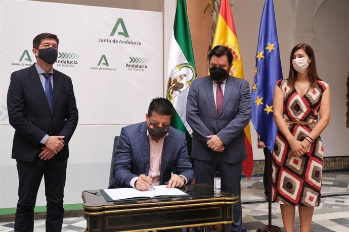 Francisco Oblaré, diputado provincial de Fomento y Obras de Málaga , firma el PFEA 2021