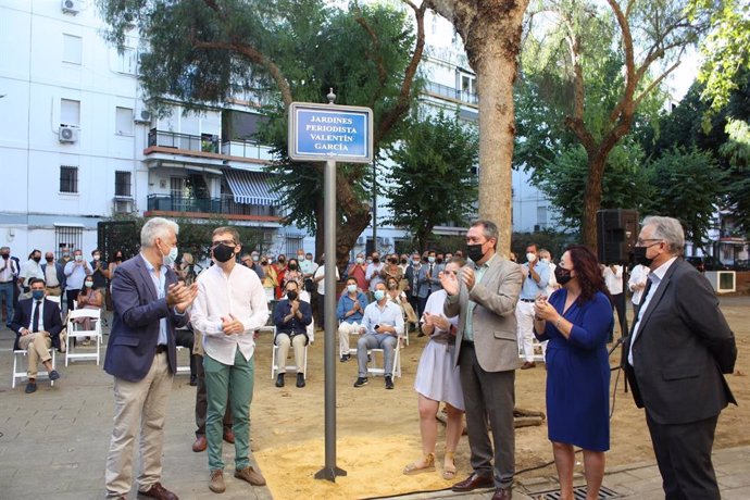Inaugurada una zona verde en Triana con el nombre Jardines Periodista Valentín García