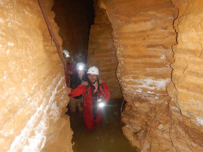 Estudiantes del curso 2019 de Espeleoarqueología, en una de las minas romanas de agua de Carmona (Sevilla)