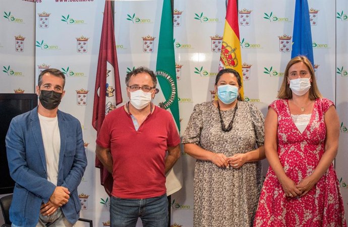 La presidenta de Iprodeco, Dolores Amo (segunda por la dcha.), en la presentación del estudio que se llevará a cabo entre los comercios de Baena.