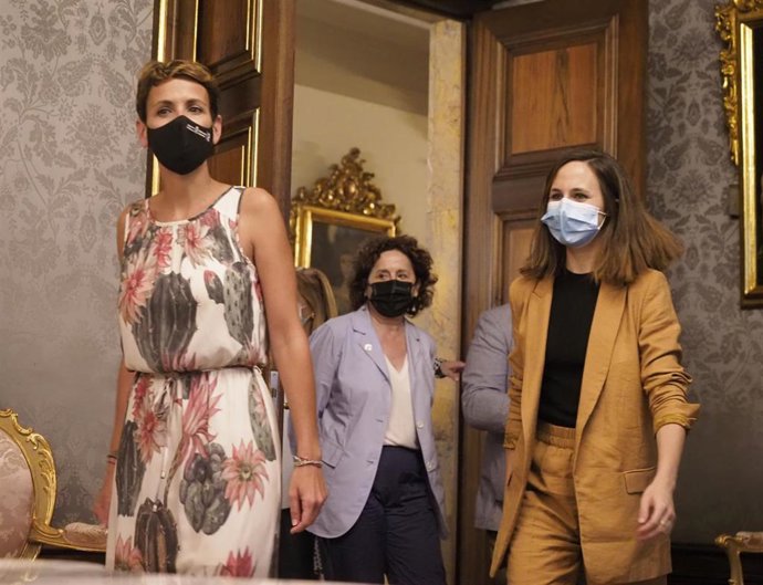 La presidenta de Navarra, María Chivite (i), y la ministra de Derechos Sociales, Ione Belarra, en la firma de convenio por el que la Comunidad foral recibirá fondos europeos para la ejecución de proyectos en materia de servicios sociales.