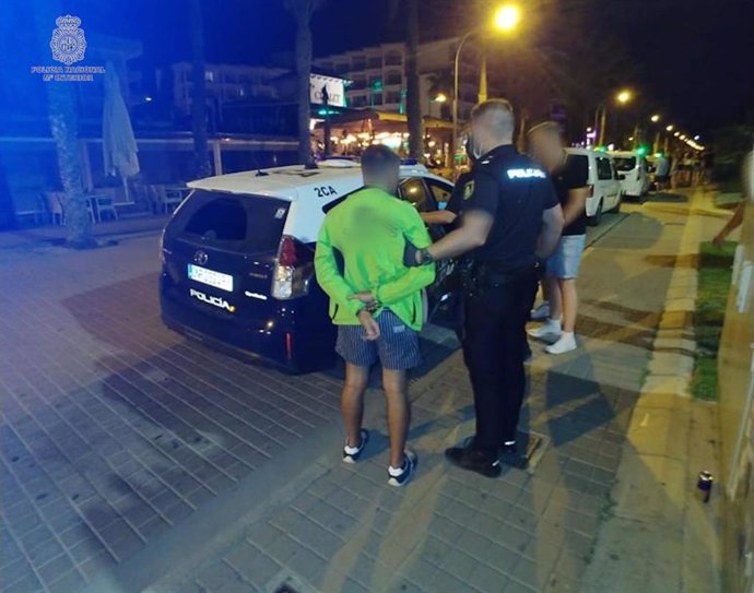 Un agente de la Policía Nacional detiene a un varó en Playa de Palma en el marco de la 'Operación verano'.