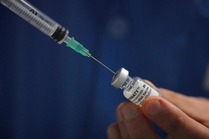 Archivo - Un sanitario inyecta la dosis de la vacuna contra el Covid-19