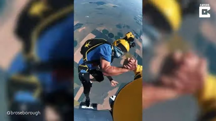 Dos paracaidistas logran entrelazar sus manos en pleno vuelo mientras practican skysurfing