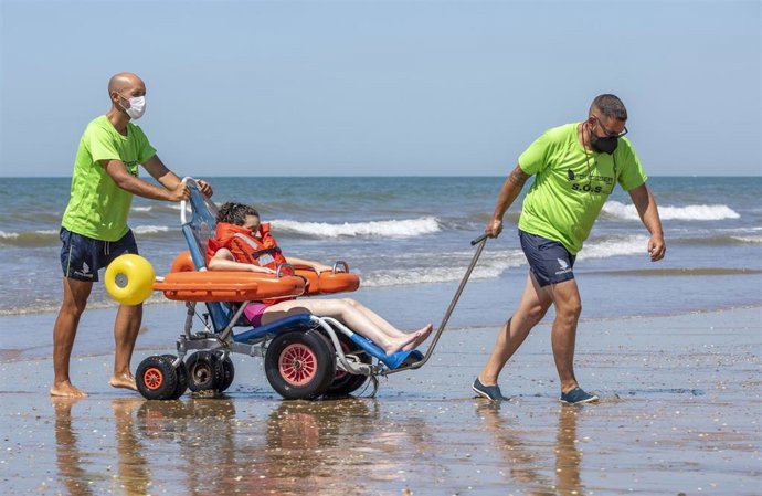 Un 'anfibuggy' para facilitar el baño a las personas con discapacidad.