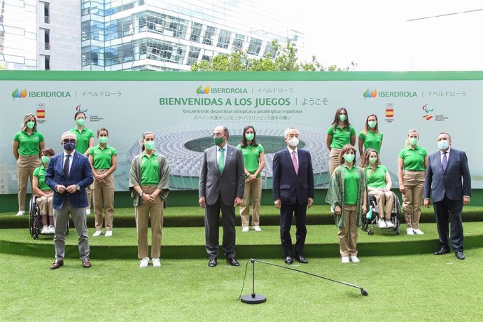 Archivo - Foto de familia de deportistas españolas tras un acto en la sede de Iberdrola en Madrid