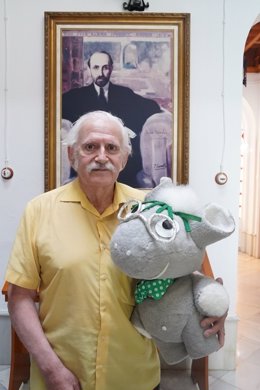 El dibujante argentino M. Angel Practicó dona la mascota Plateriyo a la casa-museo de Juan Ramón Jiménez.