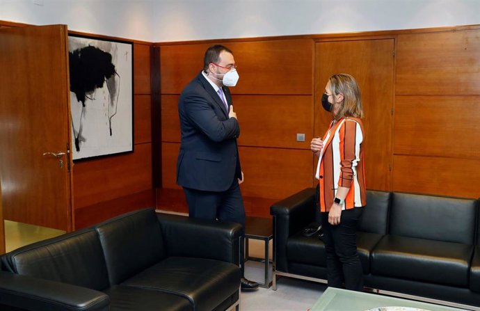 El presidente del Principado, Adrián Barbón, recibe a la presidenta de FADE, María Calvo.