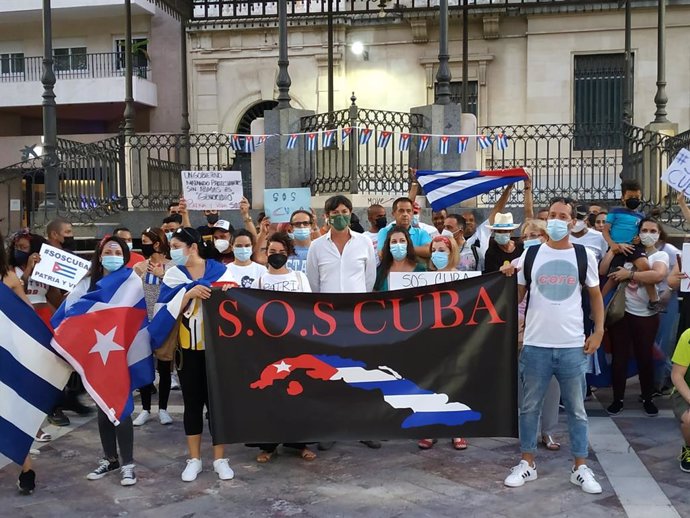 El concejal de Vox en el Ayuntamiento de Huelva Wenceslao Font, en una movilizaciones de apoyo al pueblo cubano.