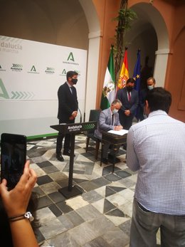El vicepresidente tercero y diputado provincial de Obras Públicas y Vivienda, José María Villegas, y el vicepresidente de la Junta y consejero de Turismo, Regeneración, Justicia y Administración Local, Juan Marín, han firmado el convenio sobre el PFEA.