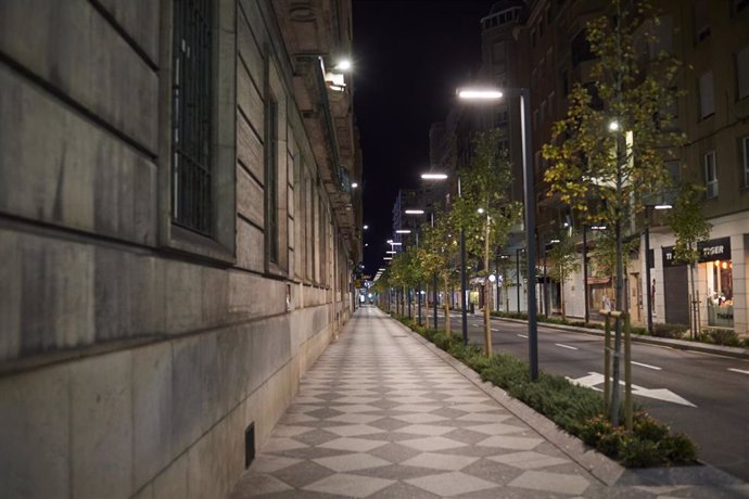 Archivo - Calle Isabel II minutos antes de la segunda noche de toque de queda, en Santander,  26 de octubre de 2020.- Archivo