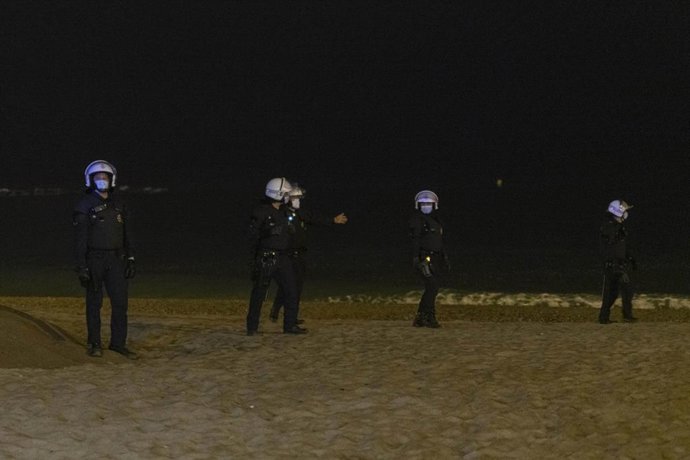 Archivo - Varios agentes de la Guardia Urbana de Barcelona, frente a jóvenes en ambiente festivo, a 22 de mayo de 2021, en Barcelona, Catalunya (España). La Guardia Urbana de Barcelona, en un operativo conjunto con los Mossos d'Esquadra, han desalojado 