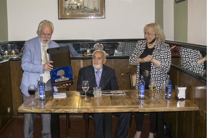 Ramón Darío Molinary recibe el Premio OCIb a la Cooperación Iberoamericana.