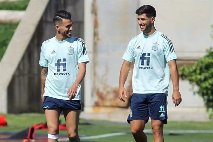Dani Ceballos y Marco Asensio sonríen durante un entrenamiento de la selección olímpica española en la Ciudad del Fútbol de Las Rozas