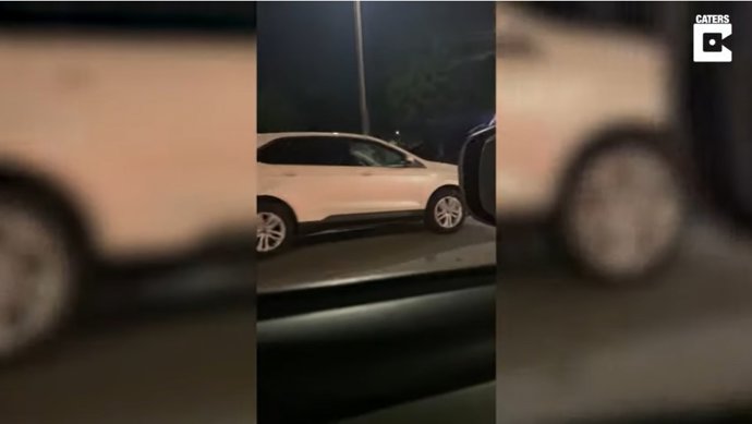 Capturan en vídeo el momento en que un coche se pone a dar marcha atrás en el carril contrario de una carretera