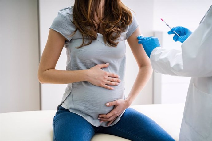 Archivo - Vacunación a una embarazada.