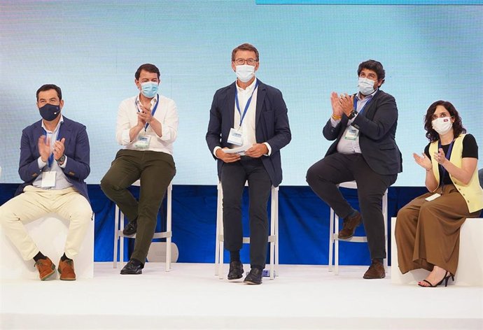 El líder del PP gallego, Alberto Núñez Feijóo, arropado por los barones autonómicos del PP en el XVII Congreso