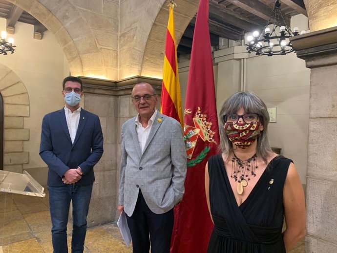 El alcalde de Lleida, Miquel Pueyo, en el centro, junto al teniente de alcalde Toni Postius (Junts) y la teniente de alcalde Sandra Castro (ERC)