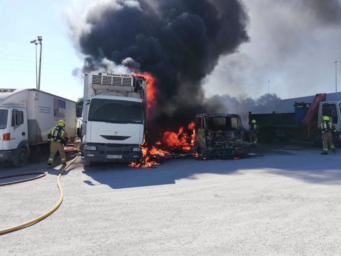Incendio de dos camiones frente a Mercalicante