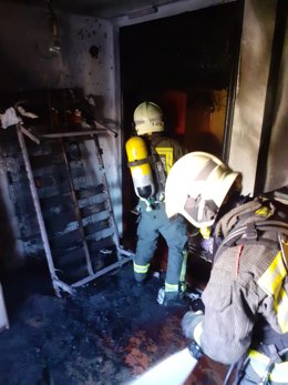 Bomberos sofocan un incendio en una vivienda de Laredo
