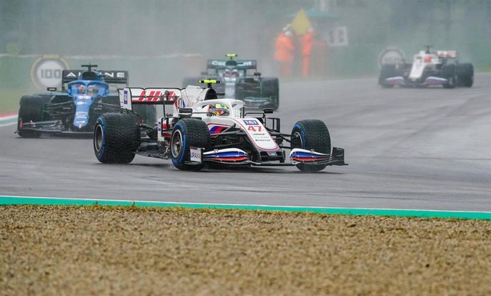 Archivo - Mick Schumacher y Fernando Alonso