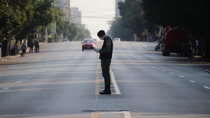 Archivo - Un Policía en una calle de Cuba