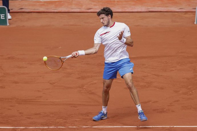 Archivo - Pablo Carreño golpea una bola en Roland Garros 2021