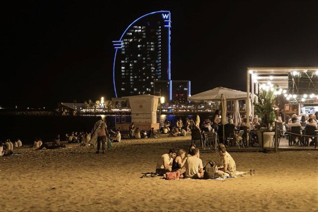 La platja de Barcelona comença a omplir-se hores abans del toc de queda