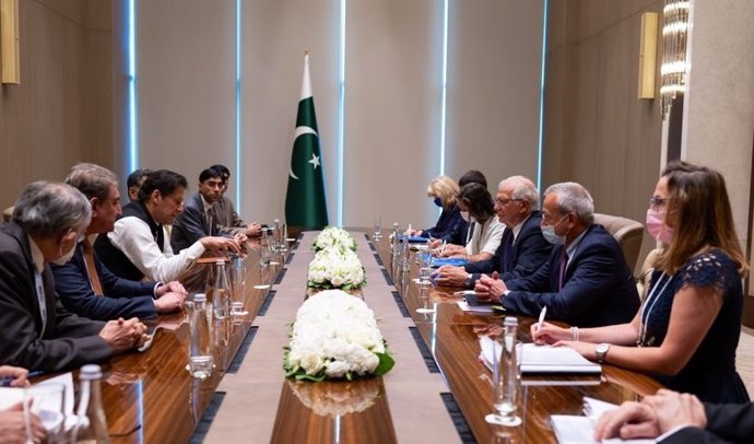 El Alto Representante de la UE para Política Exterior, Josep Borrell, y el primer ministro de Pakistán, Imran Jan.