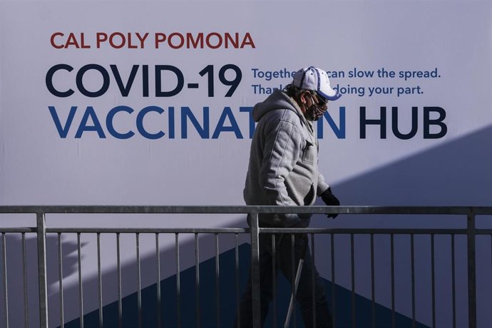 Archivo - Cartel de punto de vacunación masiva contra la COVID-19 en Los Ángeles