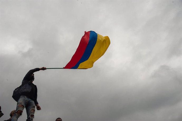 Archivo - Un joven ondea la bandera de Colombia