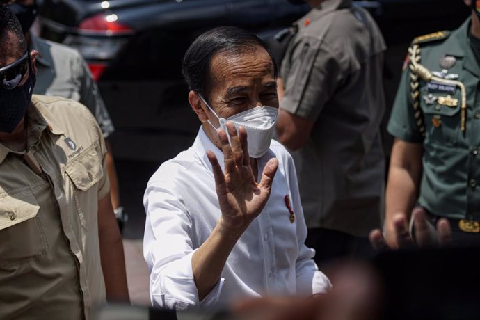Archivo - 16 March 2021, Indonesia, Bali: Indonesian president Joko Widodo (C) greets the people during his visit to a vaccination center on the first day of the COVID-19 mass vaccination campaign. Photo: Dicky Bisinglasi/ZUMA Wire/dpa