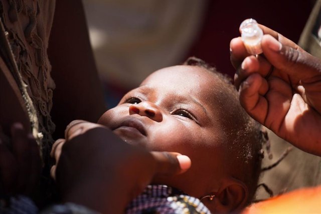 Archivo - Imagen de archivo de una niña vacunada contra el cólera en África