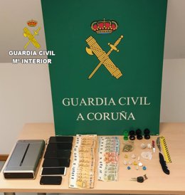 Efectos intervenidos a una pareja detenida en Cambre por un delito contra la salud pública y hurto