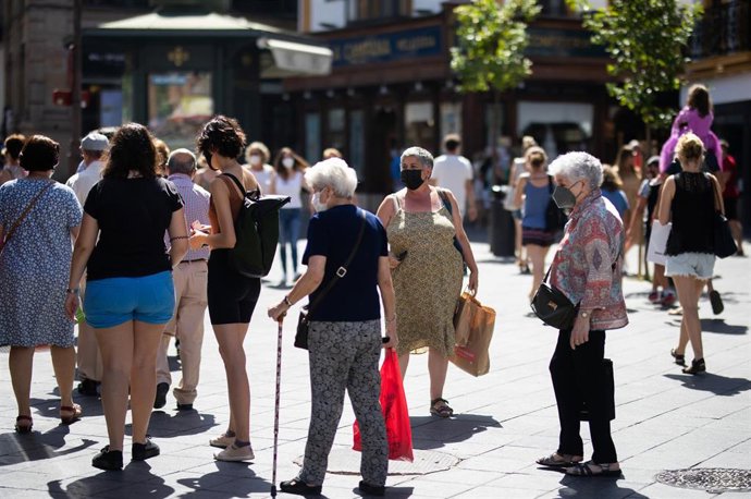 Transeúntes con mascarillas, durante el primer día en el que no es obligado el uso de la mascarilla en exteriores desde el inicio de la pandemia, a 26 de junio de 2021, en Sevilla (Andalucía), España. El 30 de marzo de 2020 el Boletín Oficial del Estado