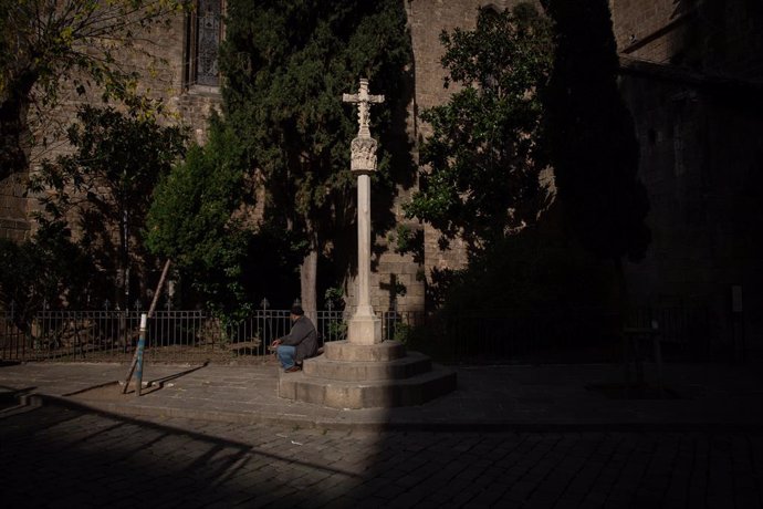 Archivo - Arxivo - Una persona menja en l'exterior de les installacions de l'Hospital de campanya installat en la parrquia de Santa Anna, a Barcelona, Catalunya, (Espanya), a 14 de novembre de 2020.